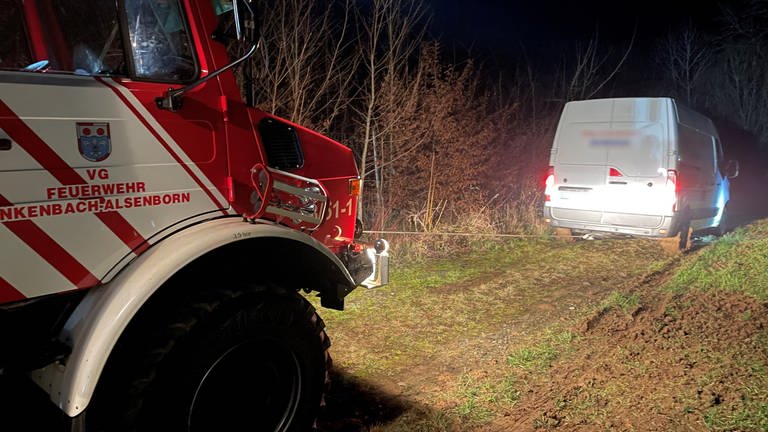 Festgefahrener Transporter wird von Feuerwehr aus dem Acker gezogen. (Foto: Polizei Kaiserslautern)