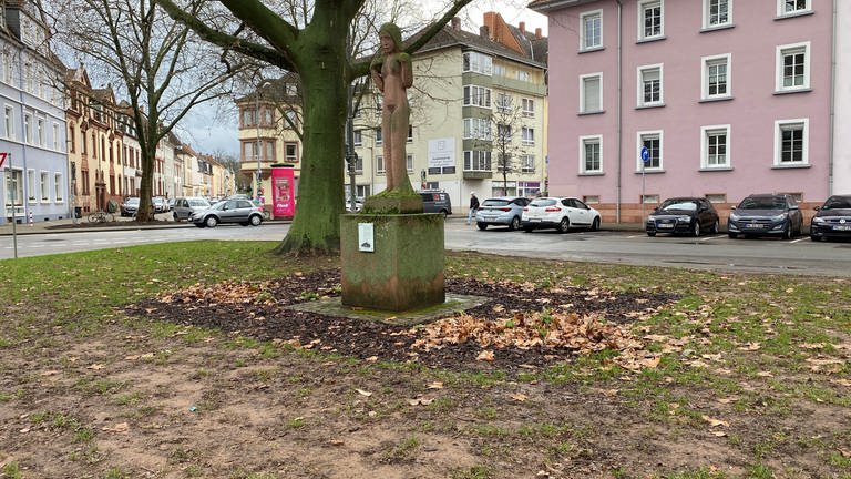 Skulptur auf einer Grünfläche in Kaiserslautern. (Foto: SWR)