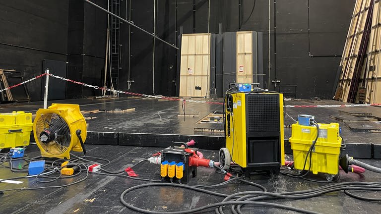 Trocknungsgeräte auf der Bühne des Pfalztheaters Kaiserslautern. (Foto: SWR)
