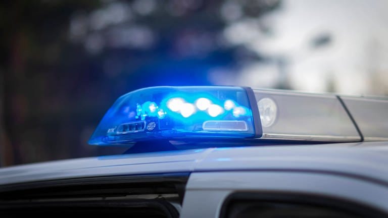 Polizeiauto mit Blaulicht (Foto: IMAGO, IMAGO / Sylvio Dittrich)