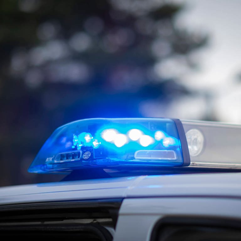 Polizeiauto mit Blaulicht (Foto: IMAGO, IMAGO / Sylvio Dittrich)
