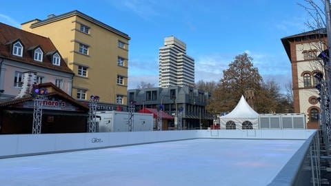 Eine Veranstaltungsfirma aus Frankfurt hatte auf dem Schillerplatz Mitte Januar eine Kunsteisbahn errichtet. Das Angebot wurde allerdings nicht so angenommen, wie erhofft.