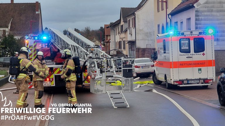 Feuerwehr und Rettungswagen vor einem Wohnhaus in Waldmohr. (Foto: Freiwillige Feuerwehr VG Oberes Glantal)