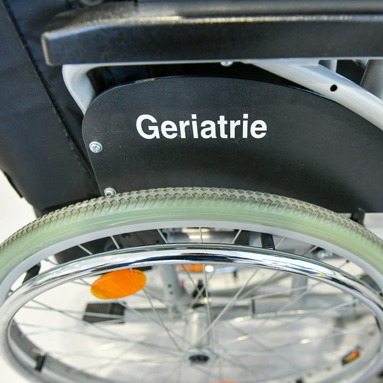 Rollstuhl mit Aufschrift Geriatrie (Foto: picture-alliance / Reportdienste, picture alliance/dpa/dpa-Zentralbild | Jens Kalaene)