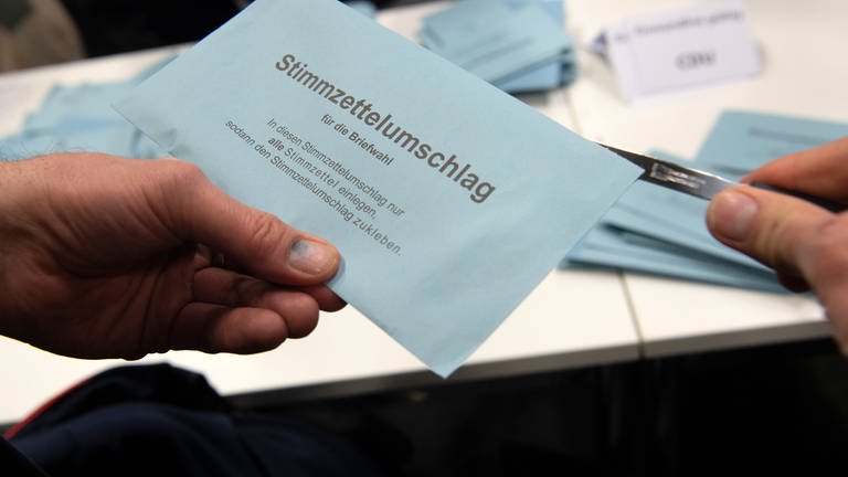 Briefwahl-Unterlagen zur Stichwahl in Kaiserslautern (Foto: dpa Bildfunk, picture alliance/dpa | Paul Zinken)