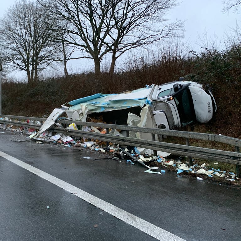 Vollsperrung wegen Unfall auf der A6 (Foto: Polizeiinspektion Homburg)