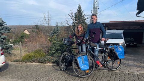 Lukas Bion und Lotta Schaefer aus der Südwestpfalz machen sich auf große Radtour. Das Paar will ganze 8.000 Kilometer radeln – bis in den Iran soll es gehen. (Foto: SWR)