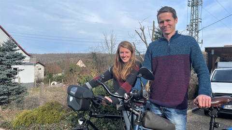 Lukas Bion und Lotta Schaefer aus der Südwestpfalz machen sich auf große Radtour. Das Paar will ganze 8.000 Kilometer radeln – bis in den Iran soll es gehen. (Foto: SWR)
