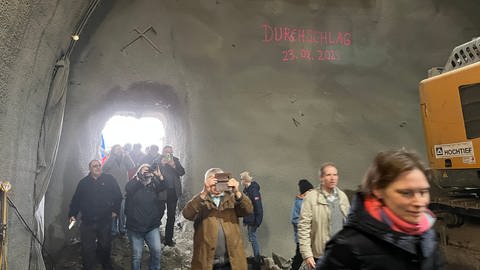 Die zahlreichen Schaulustigen gehen zum ersten Mal in den neuen Tunnel bei Imsweiler im Donnersbergkreis. (Foto: SWR)