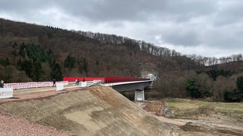 B48-Ortsumgehung: Tunnel bei Imsweiler im Donnersbergkreis durch Bergleute durchbrochen (Foto: SWR)
