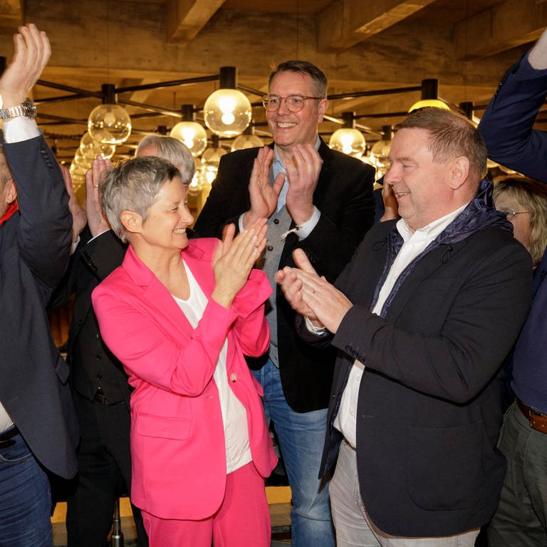Beate Kimmel, die Kandidatin der SPD, hat die Stichwahl zur Oberbürgermeisterin der Stadt Kaiserslautern gewonnen und freut sich. Rechts steht ihr Mann Michael Müller.