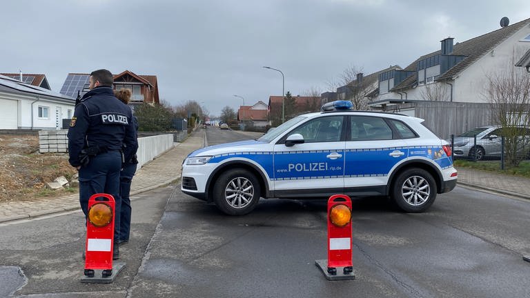 Tötungsdelikt Sembach - Polizisten sperren die Straße ab (Foto: SWR)