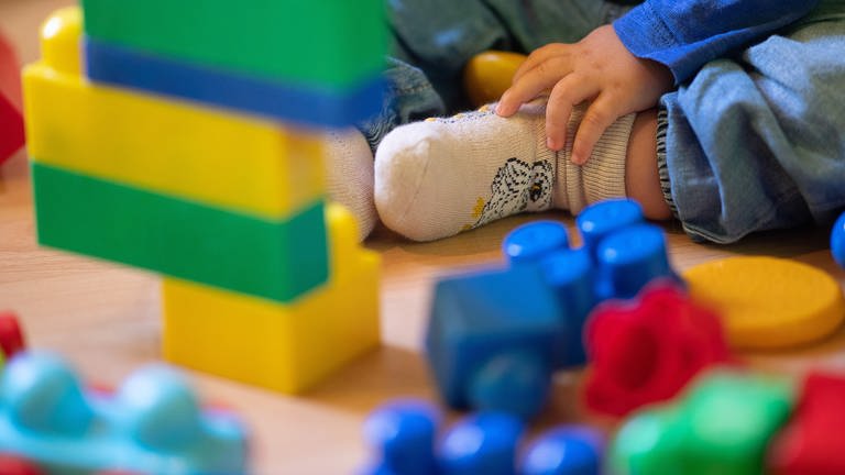 Kind spielt im Kindergarten mit Bauklötzen - deutsch-französischer Kindergarten in Südwestpfalz bekommt Geld (Foto: picture-alliance / Reportdienste, Picture Alliance)