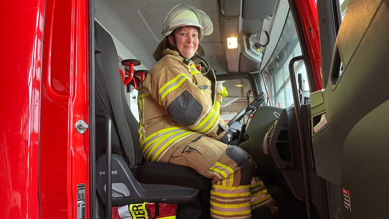Sandra Jung (42) ist die erste Zugführerin der Freiwilligen Feuerwehr Kaiserslautern. (Foto: SWR)