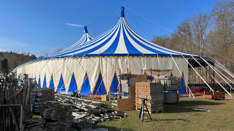 Nach dem Wasserschaden im Pfalztheater ist eine alternative Spielstätte gefunden: Im Zirkuszelt sollen bald Opern gesungen werden. Das Zelt steht, doch vieles muss noch passieren. (Foto: SWR)