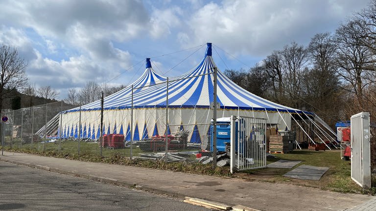 Nach dem Wasserschaden im Pfalztheater ist eine alternative Spielstätte gefunden: Im Zirkuszelt sollen bald Opern gesungen werden. Das Zelt steht, doch ein Berg an Arbeit liegt noch an. (Foto: SWR)