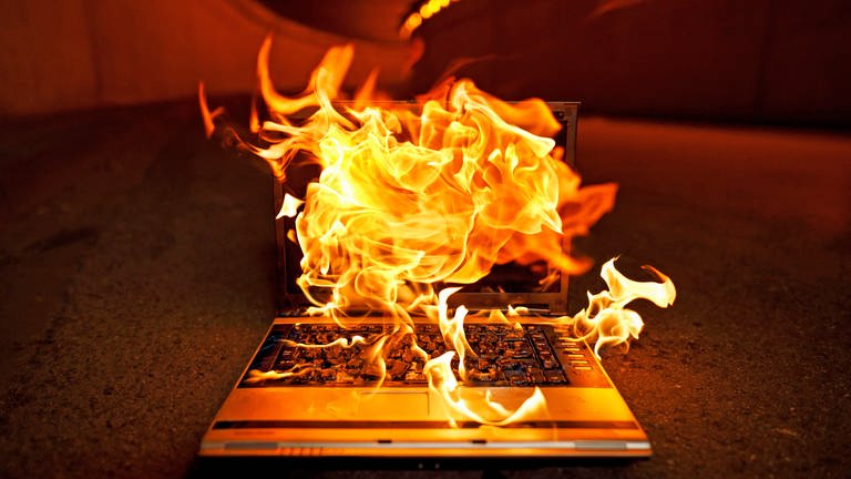 Ein Laptop brennt - falsch entsorgter Akku hat möglicherweise Brände in Pirmasens ausgelöst (Foto: picture-alliance / Reportdienste, picture alliance / Geisler-Fotopress | Christoph Hardt/Geisler-Fotopress)
