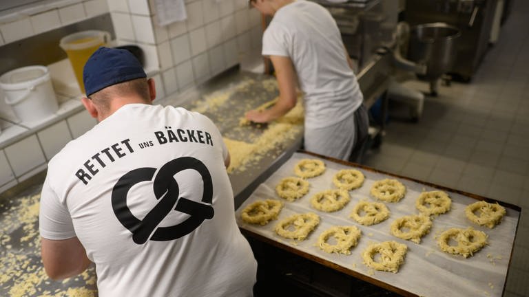 Bäcker in einer Backstube (Foto: dpa Bildfunk, picture alliance/dpa | Julian Stratenschulte)