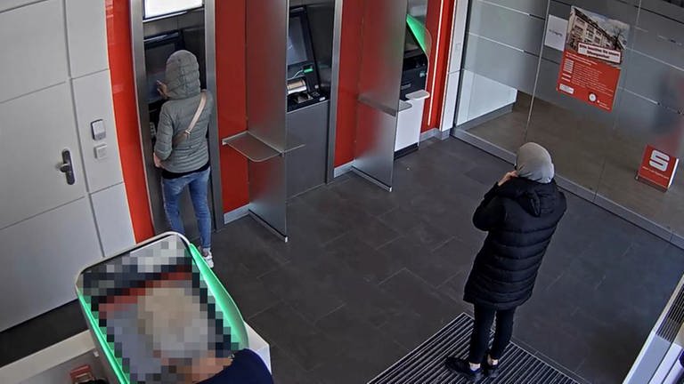 Die Polizei fahndet nach zwei Frauen, die mit gestohlenen EC-Karten tausende Euro erbeutet haben. (Foto: Polizei RLP )