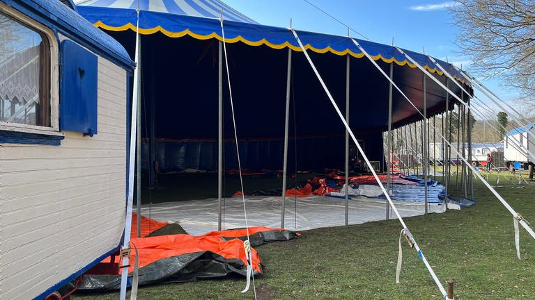 Nach dem Wasserschaden im Pfalztheater Kaiserslautern ist eine alternative Spielstätte gefunden: Im Zirkuszelt des Zirkusbetriebs Bossert sollen bald Opern gesungen werden. Das Zelt steht, doch ein Berg an Arbeit liegt noch an. (Foto: SWR)