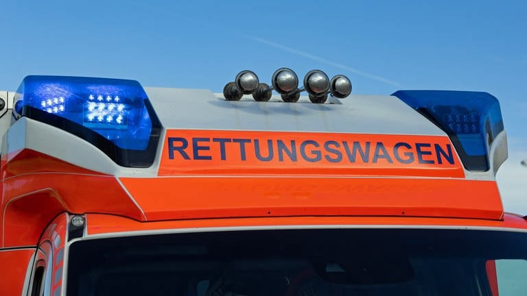 Blaulicht eines Rettungswagens - in Waldfischbach-Burgalben wurde ein bauarbeiter in einer Baugrube verschüttet