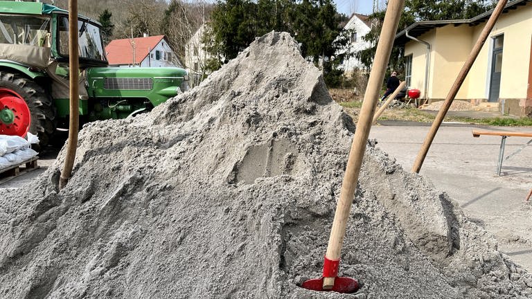 Rund 18 Tonnen Sand haben die Mitglieder der Feuerwehr Dielkirchen in Säcke gefüllt. (Foto: SWR)