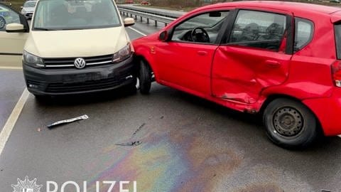 Bei einem Unfall auf der B270 in Kaiserslautern wurden zwei Autos stark beschädigt. (Foto: Polizeipräsidium Westpfalz )