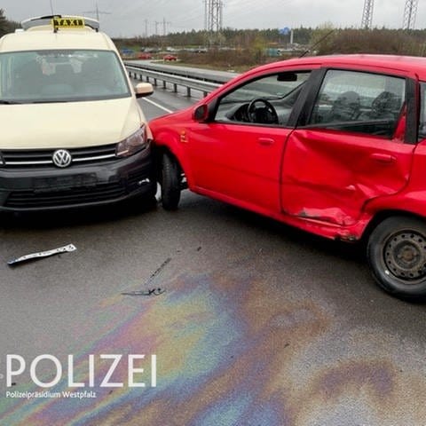 Bei einem Unfall auf der B270 in Kaiserslautern wurden zwei Autos stark beschädigt. (Foto: Polizeipräsidium Westpfalz )