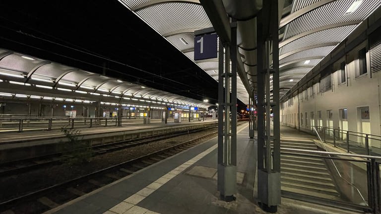Der Hauptbahnhof Kaiserslautern ist am Mega-Streiktag so gut wie leer (Foto: SWR)