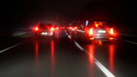Bremslichter auf der Autobahn (Foto: picture-alliance / Reportdienste, picture alliance / Westend61 | Westend61 / Nabiha Dahhan)
