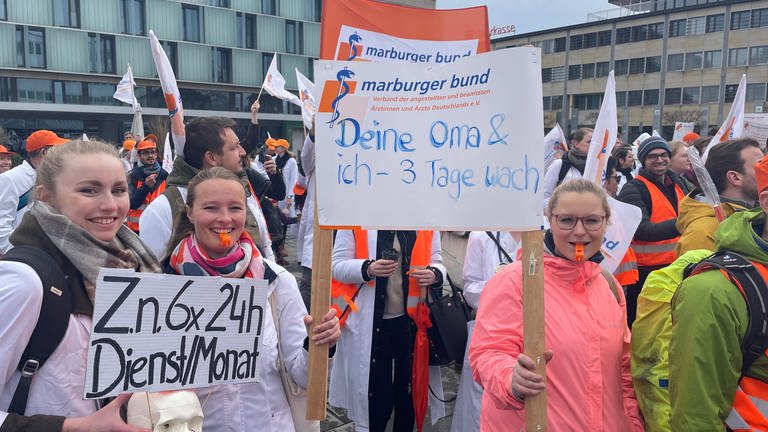 Ärztinnen und Ärzte von Kliniken demonstrieren in Kaiserslautern
