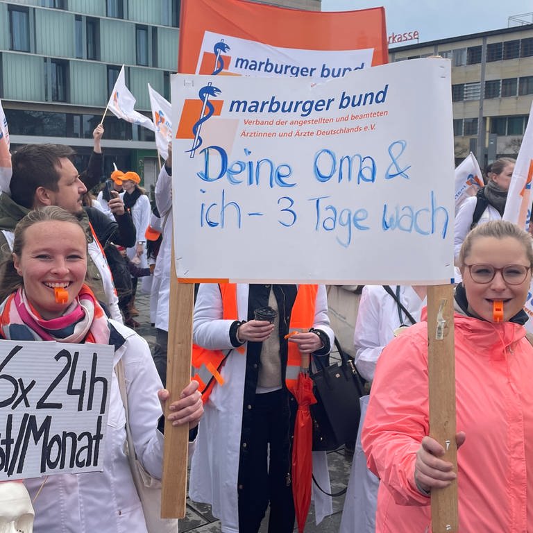 Ärztinnen und Ärzte von Kliniken demonstrieren in Kaiserslautern