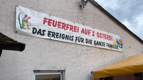Banner am Schützenhaus Ramsen mit dem Slogan: Feuer frei fürs Osterei.  (Foto: SWR)