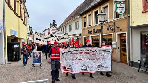 Bei einem Demonstrationszug der IG Metall haben Mitarbeitende von BorgWarner in Kirchheimbolanden ihr Unverständnis über den geplanten Stellenabbau geäußerst.  (Foto: SWR)