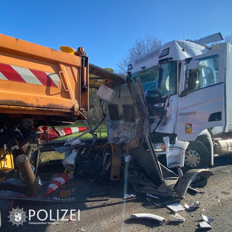 Unfall auf A6 bei Kaiserslautern - Lkw kracht in Absperrung (Foto: Pressestelle, Polizeipräsidium Westpfalz)