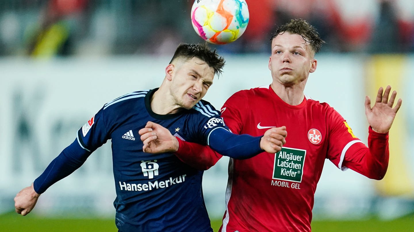 Hamburgs Noah Katterbach (l.) und Kaiserslauterns Philipp Hercher kämpfen um den Ball. (Foto: dpa Bildfunk, picture alliance/dpa | Uwe Anspach)