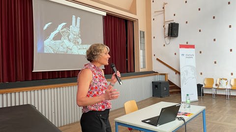 NASA-Astronautin Dorothy Metcalf-Lindenburger hat das Kaiserslauterer Burg-Gymnasium besucht, auch um Schülerinnen für den MINT-Bereich zu begeistern. (Foto: SWR)