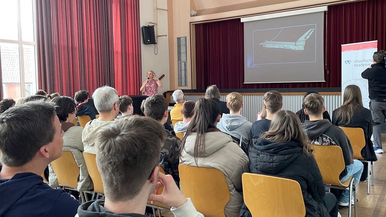 NASA-Astronautin Dorothy Metcalf-Lindenburger hat das Kaiserslauterer Burg-Gymnasium besucht, auch um Schülerinnen für den MINT-Bereich zu begeistern. (Foto: SWR)