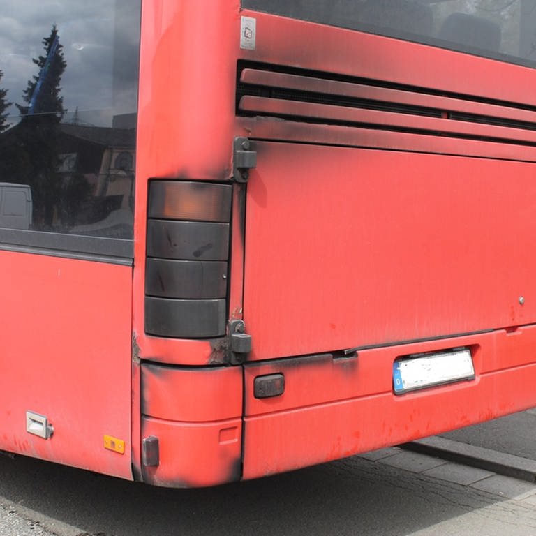 Abgasrückstände an einem Bus in Kaiserslautern - Polizei verbietet, weiterzufahren (Foto: Polizei Kaiserslautern)