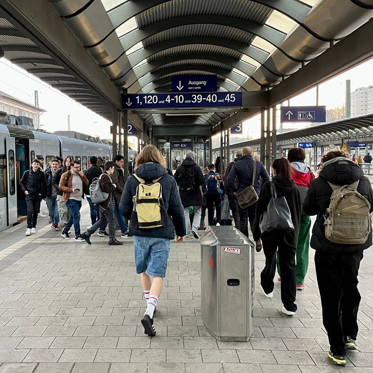 Am ersten Werktag nach der Einführung des 49-Euro-Tickets am Hauptbahnhof in Kaiserslautern (Foto: SWR)