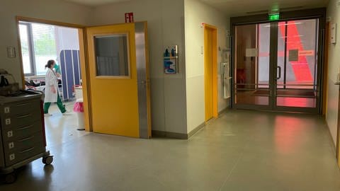 Über die Liegend-Einfahrt der Zentralen Notaufnahme (ZNA) des Städtischen Krankenhauses Pirmasens werden Patienten hereingefahren, die über Rettungswagen (RTW) eingeliefert wurden. (Foto: SWR)