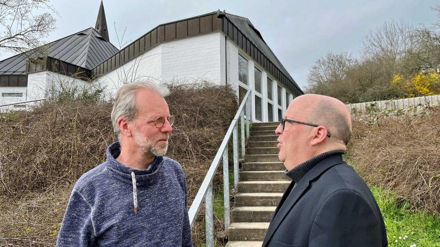 Projektleiter Andreas Wilking (links) und Dekan Matthias Schwarz befassen sich mit der Frage, welche kirchlichen Gebäude an Alsenz und Lauter noch in welchem Umfang benötigt werden. (Foto: SWR)