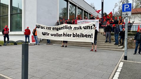 In Kirchheimbolanden haben rund 200 Mitarbeiter von BorgWarner für die Zukunft des Unternehmens demonstriert. (Foto: SWR)