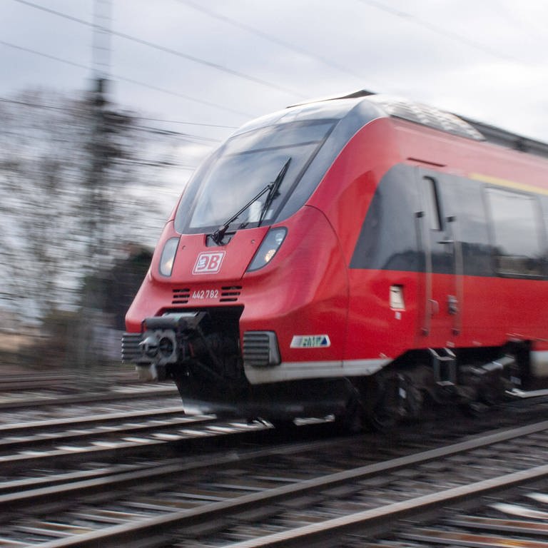 Eine Regionalbahn der Deutschen Bahn. (Symbolbild) (Foto: IMAGO, IMAGO / Jan Huebner)