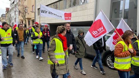 Vom Messeplatz ging es für die Streikenden in Kaiserslautern am Donnerstagvormittag in Richtung Stiftsplatz. Dort fand eine Kundgebung statt. (Foto: SWR)