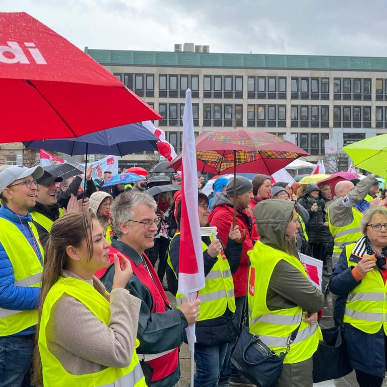 Auf dem Stiftsplatz in Kaiserslautern haben sich zahlreiche Mitglieder der Gewerkschaft ver.di zu einer Kundgebung getroffen.