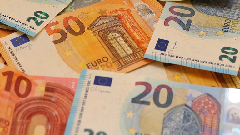 Geldscheine liegen auf einem Tisch (Foto: dpa Bildfunk, picture alliance / pressefoto_korb | Micha Korb)