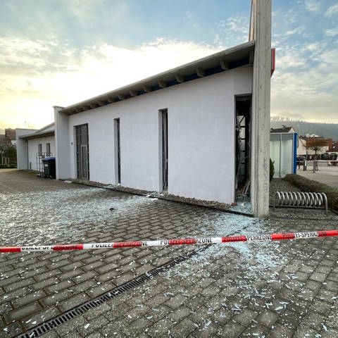 Glasscherben und Absperrband der Polizei - In Fischbach bei Dahn gab es eine Explosion, offenbar wurde ein Geldautomat gesprengt (Foto: SWR)