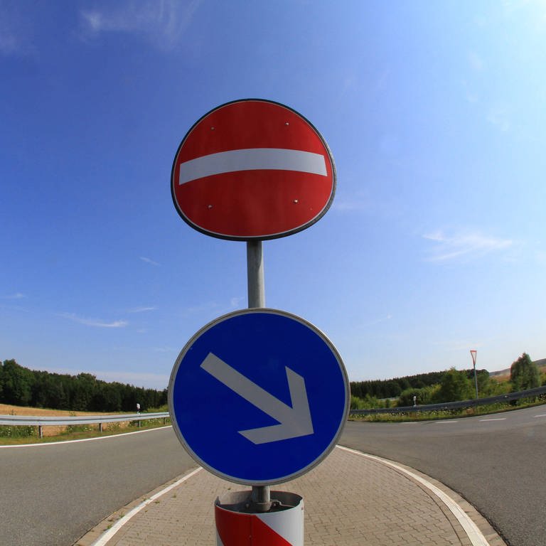Symbolbild: Ein Verkehrszeichen mit der Bezeichnung Verbot der Einfahrt. (Foto: IMAGO, IMAGO / BildFunkMV)