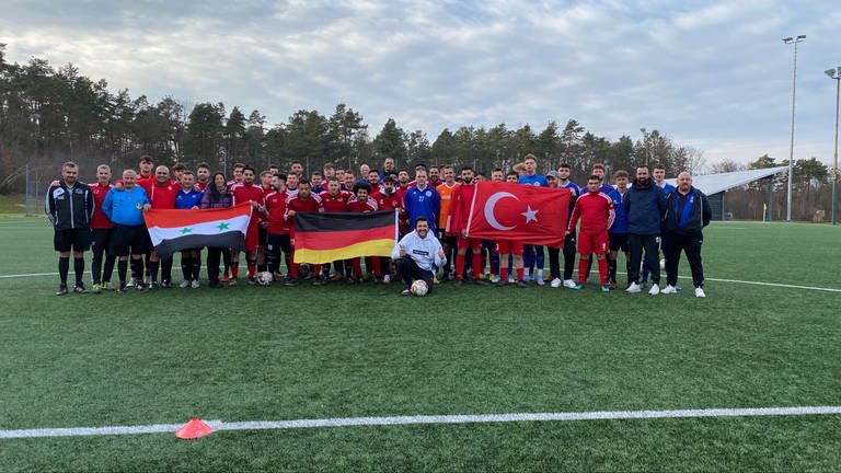 Gemeinsam für die Erdbebenopfer in Syrien und der Türkei. Die Spieler in Kaiserslautern zeigen sich solidarisch. (Foto: SWR)